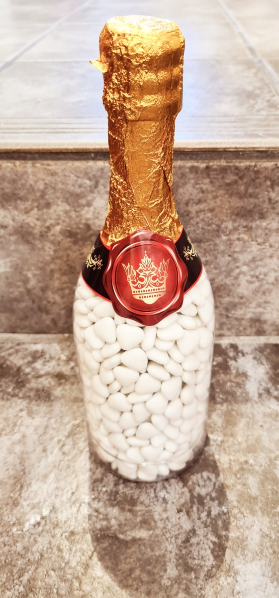 Sektflasche mit Dragees Creme